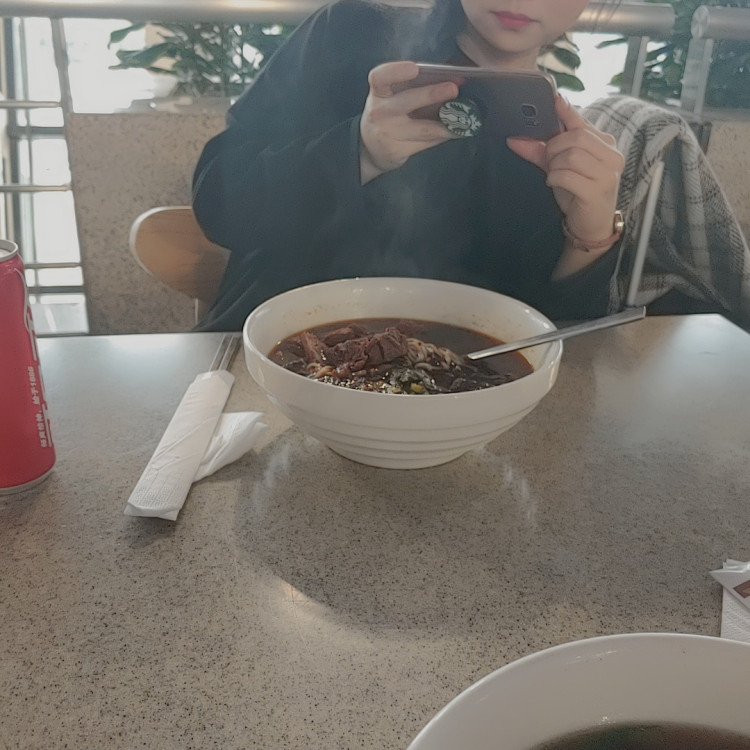 맞은편 공항에서 식사때 찍은 사진